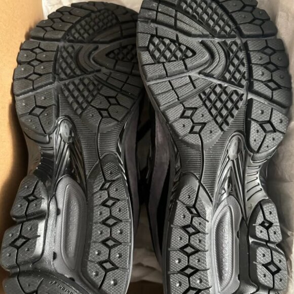 New Balance 2002R Shoes - Picture 4 of 4